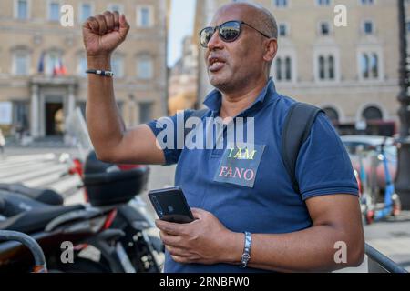 Rom, Italien. August 2023 31. Ein äthiopischer Mann mit Amhara-ethnischer Zugehörigkeit lobt die Fano-Milizen während der Protestdemonstration gegen die Verfolgung der Amhara in Äthiopien, die in Rom stattfand.nach Angaben des Hohen Kommissars der Vereinten Nationen für Menschenrechte (OHCHR) sind in der Region Amhara mindestens 183 Menschen bei Zusammenstößen getötet worden. Nach der Ausrufung des Ausnahmezustands wurden mindestens 1.000 Personen verhaftet: Viele von ihnen gehörten der ethnischen Gruppe der Amhara an und verdächtigten die Fano-Milizen („Freiwillige Kämpfer“ in Amharisch) zu unterstützen, die sich weigern, in die föderale Armee aufgenommen zu werden Stockfoto