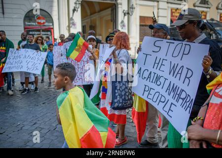 Rom, Italien. August 2023 31. Ein äthiopisches Kind der ethnischen Gruppe der Amhara mit der äthiopischen Flagge auf seinen Schultern während des Protestes gegen die Verfolgung der Amhara in Äthiopien, der in Rom stattfand. Nach Angaben des Hohen Kommissars der Vereinten Nationen für Menschenrechte (OHCHR) sind in der Region Amhara mindestens 183 Menschen bei Zusammenstößen ums Leben gekommen. Nach der Ausrufung des Ausnahmezustands wurden mindestens 1.000 Menschen verhaftet: Viele gehören der ethnischen Gruppe der Amhara an und stehen im Verdacht, die Fano-Milizen („freiwillige Kämpfer“ in Amharisch) zu unterstützen, die sich weigern, in die aufgenommen zu werden Stockfoto