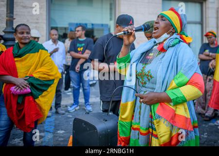 Rom, Italien. August 2023 31. Eine äthiopische Frau der Amhara-ethnischen Gruppe in traditioneller Kleidung lobt das Amhara-Volk und die Fano-Milizen während der Protestdemonstration gegen die Verfolgung der Amhara in Äthiopien, die in Rom stattfand. Nach Angaben des Hohen Kommissars der Vereinten Nationen für Menschenrechte (OHCHR) sind in der Region Amhara mindestens 183 Menschen bei Zusammenstößen ums Leben gekommen. Nach der Ausrufung des Ausnahmezustands wurden mindestens 1.000 Personen verhaftet: Viele der ethnischen Gruppe der Amhara, die verdächtigt wurden, die Fano-Milizen zu unterstützen („Freiwillige Kämpfer“ i) Stockfoto