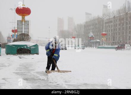 (160305) -- HEIHE, 5. März 2016 -- Ein Sanitäter räumt Schnee auf der Straße in der Stadt Heihe in der nordöstlichen chinesischen Provinz Heilongjiang ab, 5. März 2016. Ein Teil von Heilongjiang war am Samstag Zeuge starker Schneefälle. )(wjq) CHINA-HEILONGJIANG-SNOWFALL (CN) LiuxSong PUBLICATIONxNOTxINxCHN Heihe 5. März 2016 A Sanitary Worker Clear Snow ON the Road in Heihe City of Northeast China S Heilongjiang Province 5. März 2016 Teil von Heilongjiang Zeuge von starkem Schneefall Samstag wjq China Heilongjiang Snowfall CN LiuxSong PUBLTINxCHIOxN Stockfoto