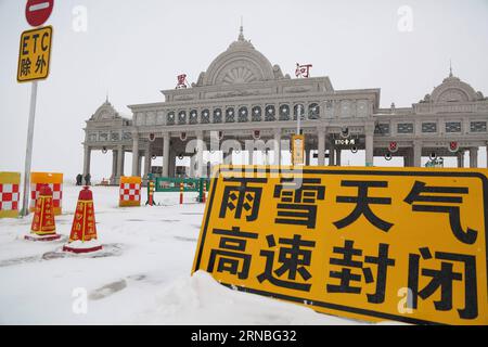 (160305) -- HEIHE, 5. März 2016 -- die Autobahn ist aufgrund von starkem Schnee in der Stadt Heihe in der nordöstlichen chinesischen Provinz Heilongjiang, 5. März 2016, gesperrt. Ein Teil von Heilongjiang war am Samstag Zeuge starker Schneefälle. )(wjq) CHINA-HEILONGJIANG-SNOWFALL (CN) LiuxSong PUBLICATIONxNOTxINxCHN Heihe 5. März 2016 der Highway IST aufgrund von starkem Schnee in der Stadt Heihe im Nordosten Chinas S Heilongjiang Provinz 5. März 2016 Teil von Heilongjiang Zeuge von starkem Schneefall Samstag wjq China Heilongjiang Schneefall CN LiuxSong PUNOBLATxCHINNxN Stockfoto