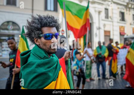 Rom, Italien. August 2023 31. Ein äthiopischer Mann der Amhara-ethnischen Gruppe während des Protestes gegen die Verfolgung der Amhara in Äthiopien, der in Rom stattfand. Nach Angaben des Hohen Kommissars der Vereinten Nationen für Menschenrechte (OHCHR) sind in der Region Amhara mindestens 183 Menschen bei Zusammenstößen ums Leben gekommen. Nach der Ausrufung des Ausnahmezustands wurden mindestens 1.000 Personen verhaftet: Viele von ihnen gehörten der ethnischen Gruppe der Amhara an und verdächtigten die Fano-Milizen („Freiwillige Kämpfer“ in Amharisch) zu unterstützen, die sich weigern, in die Bundesarmee aufgenommen zu werden. (Bild: © Marcello Va Stockfoto