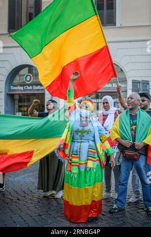 Rom, Italien. August 2023 31. Eine äthiopische Frau der ethnischen Gruppe der Amhara in traditioneller Kleidung lobt das Volk der Amhara und die Fano-Milizen während der Protestdemonstration gegen die Verfolgung der Amhara in Äthiopien, die in Rom stattfand.nach Angaben des Hohen Kommissars der Vereinten Nationen für Menschenrechte (OHCHR), mindestens 183 Menschen wurden bei Zusammenstößen in der Region Amhara getötet. Nach der Ausrufung des Ausnahmezustands wurden mindestens 1.000 Menschen verhaftet: Viele gehören der ethnischen Gruppe der Amhara an und stehen im Verdacht, die Fano-Milizen zu unterstützen Stockfoto