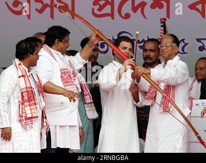 (160305) -- NAGAON, 5. März 2016 -- Vizepräsident der Indischen Nationalkongresspartei Rahul Gandhi (2. R, Front) präsentiert mit Pfeil und Bogen auf einer Kundgebung während seines zweitägigen Besuchs in Assam in Nagaon, Indiens nordöstlichem Staat Assam, am 5. März 2016. Die indische Wahlkommission gab am Freitag einen Zeitplan für die bevorstehenden Kommunalwahlen in fünf indischen staaten bekannt, darunter Assam, Kerala, Tamil Nadu, Westbengalen und Puducherry. INDIEN-ASSAM-RAHUL GANDHI-RALLYE Stringer PUBLICATIONxNOTxINxCHN NAGAON 5. März 2016 Vizepräsident der Indischen Nationalen Kongresspartei Rahul Gandhi 2. Front präsentiert mit Bogen und A Stockfoto