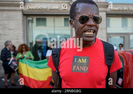 Rom, Italien. August 2023 31. Ein äthiopischer Mann mit Amhara-ethnischer Zugehörigkeit lobt die Fano-Milizen während der Protestdemonstration gegen die Verfolgung der Amhara in Äthiopien, die in Rom stattfand.nach Angaben des Hohen Kommissars der Vereinten Nationen für Menschenrechte (OHCHR) sind in der Region Amhara mindestens 183 Menschen bei Zusammenstößen getötet worden. Nach der Ausrufung des Ausnahmezustands wurden mindestens 1.000 Personen verhaftet: Viele von ihnen gehörten der ethnischen Gruppe der Amhara an und verdächtigten die Fano-Milizen („Freiwillige Kämpfer“ in Amharisch) zu unterstützen, die sich weigern, in die föderale Armee aufgenommen zu werden Stockfoto