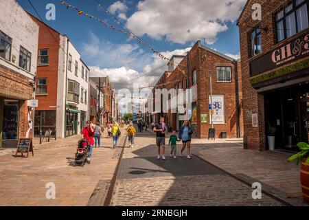 Shopper und Sightseers auf der trendigen Humber Street in der City of Hull, Yorkshire, UK Stockfoto