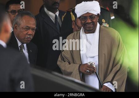 Organisation für Islamische Zusammenarbeit - OIC-Treffen in Jakarta 160306 -- JAKARTA, 6. März 2016 -- der sudanesische Präsident Omar Hassan Ahmad al-Bashir R, Front, begleitet von dem indonesischen Minister für öffentliche Arbeiten, Basuki Hadi Muljono L, Front, trifft am 6. März 2016 am Flughafen Halim Perdana Kusuma in Jakarta, Indonesien, ein, um am 5. OIC-Gipfel der Organisation für islamische Zusammenarbeit über Palästina und Al-Quds Al-Sharif teilzunehmen. Der 5. Außerordentliche OIC-Gipfel findet vom 6. Bis 7. März im Jakarta Convention Center statt. INDONESIEN-JAKARTA-DER 5. AUSSERORDENTLICHE OIC-GIPFEL-ANKUNFT VERIX Stockfoto