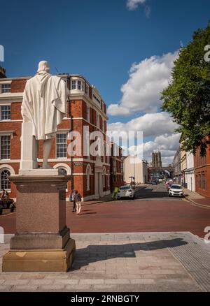 Eine Statue von Sir William de-La-Pole, dem ersten Bürgermeister von Kingston upon Hull im 14. Jahrhundert an der Uferpromenade des Hafens von Hull, Yorkshire, Großbritannien Stockfoto