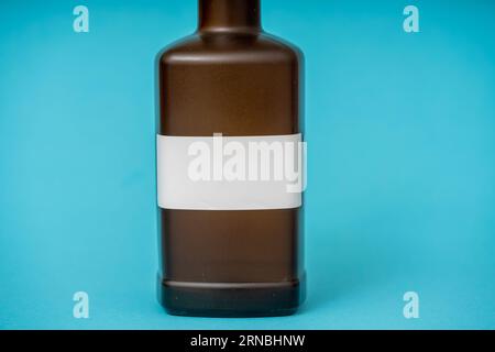 Laborflasche aus Braunglas mit leerem Etikett Stockfoto