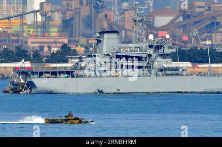 (160307) -- SEOUL, 7. März 2016 -- südkoreanische amphibische Angriffslandungsfahrzeuge bewegen sich am 7. März 2016 auf ein Landungsschiff auf dem Meer in der Nähe von Pohang, Südkorea. Südkorea und die Vereinigten Staaten starteten am Montag ihre bisher größten jährlichen Kriegsspiele. SÜDKOREA-US-MILITÄR-ÜBUNG Newsis PUBLICATIONxNOTxINxCHN Seoul 7. März 2016 Südkoreanische Amphibienangriffe LANDUNGSFAHRZEUGE bewegen sich AM 7. März 2016 auf ein Landungsschiff IN der Nähe von Pohang Südkorea Südkorea Südkorea und die Vereinigten Staaten AM Montag starten ihre größte jemals stattfindende Veranstaltung war Spiele Südkorea USA militärische ÜBUNG Newsis PUB Stockfoto