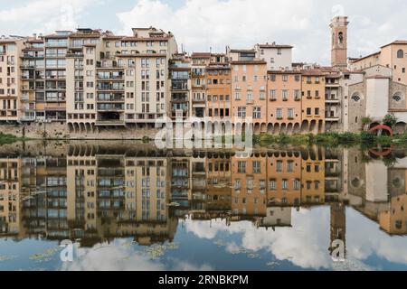 Wohngebäude am Fluss Arno, Ponto Vecchio, Florenz Stockfoto