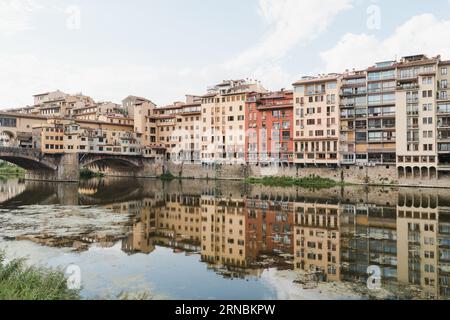 Wohngebäude am Fluss Arno, Ponto Vecchio, Florenz Stockfoto