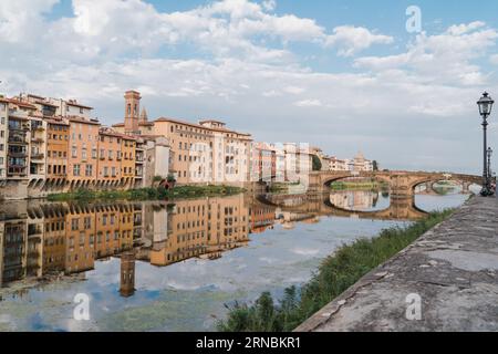 Wohngebäude am Arno, Ponte Santa Trinita, Florenz Stockfoto