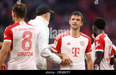 Thomas Müller von Bayern München Trainer Thomas Tuchel von Bayern München FC Bayern MŸnchen - FC Augsburg 27.8.2023 Fussball 1 . Bundesliga Saison 2023/2024 © diebilderwelt / Alamy Stock Stockfoto