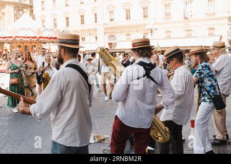 Eine Gruppe von Musikern spielt in Florenz Musik für Passanten Stockfoto