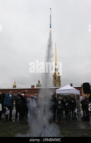 (160309) -- St. PETERSBURG, 9. März 2016 () -- Eine Mini-Rakete hebt während einer Aktivität ab, um Juri Gargarins 82. Geburtstag in St. PETERSBURG zu feiern Petersburg, Russland, am 9. März 2016. Der verstorbene Kosmonaut Yuri Gagarin wurde am 12. April 1961 die erste Person im Weltraum und wurde 1968 im Alter von 34 Jahren bei einem Flugzeugabsturz getötet. Er war am Mittwoch 82 Jahre alt. () (azp) RUSSLAND-ST. PETERSBURG-GAGARIN-GEBURTSTAG Xinhua PUBLICATIONxNOTxINxCHN St. Petersburg 9. März 2016 eine Mini-Rakete hebt während der Aktivität ab, um Juri Gargarin S 82. Geburtstag in St. Petersburg Russland AM 9. März 2016 die La zu feiern Stockfoto