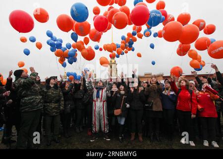 (160309) -- St. PETERSBURG, 9. März 2016 () -- die Leute geben Ballons mit dem Namen Juri Gagarin frei, um seinen 82. Geburtstag in St. PETERSBURG zu feiern Petersburg, Russland, am 9. März 2016. Der verstorbene Kosmonaut Yuri Gagarin wurde am 12. April 1961 die erste Person im Weltraum und wurde 1968 im Alter von 34 Jahren bei einem Flugzeugabsturz getötet. Er war am Mittwoch 82 Jahre alt. () (azp) RUSSLAND-ST. PETERSBURG-GAGARIN-GEBURTSTAG Xinhua PUBLICATIONxNOTxINxCHN St. Petersburg 9. März 2016 Prominente Freigeben Ballons mit dem Namen Juri Gagarin, um seinen 82. Geburtstag in St. Petersburg Russland AM 9. März 2016 zu feiern Stockfoto