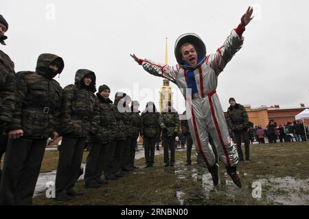 (160309) -- ST. PETERSBURG, 9. März 2016 () -- Menschen nehmen an einer Aktivität Teil, um Juri Gargarins 82. Geburtstag in St. PETERSBURG zu feiern Petersburg, Russland, am 9. März 2016. Der verstorbene Kosmonaut Yuri Gagarin wurde am 12. April 1961 die erste Person im Weltraum und wurde 1968 im Alter von 34 Jahren bei einem Flugzeugabsturz getötet. Er war am Mittwoch 82 Jahre alt. () (azp) RUSSLAND-ST. PETERSBURG-GAGARIN-GEBURTSTAG Xinhua PUBLICATIONxNOTxINxCHN St. Petersburg 9. März 2016 Prominente nehmen an der Veranstaltung zur Feier des Juri Gargarin S 82. Geburtstags in St. Petersburg Russland AM 9. März 2016 der verstorbene Kosmonaut Teil Stockfoto