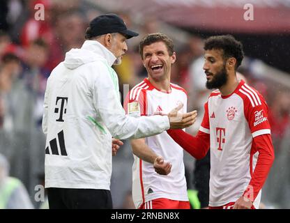 Trainer Thomas Tuchel von Bayern München Thomas Müller von Bayern München Noussair Mazraoui vom FC Bayern München FC Bayern MŸnchen - FC Augsburg 27.8.2023 Fussball 1 . Bundesliga Saison 2023/2024 © diebilderwelt / Alamy Stock Stockfoto