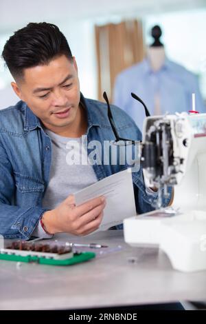 Computeringenieur, der an einer defekten Konsole in seinem Büro arbeitet Stockfoto