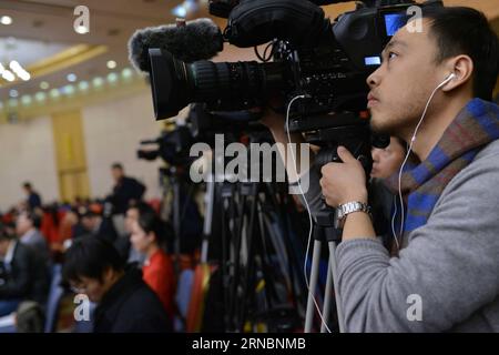 (160310) -- PEKING, 10. März 2016 -- Kameraleute arbeiten auf einer Pressekonferenz über die Reform des wissenschaftlichen und technologischen Systems und die Entwicklung von Wissenschaft und Technologie am Rande der vierten Sitzung des 12. nationalen Volkskongresses Chinas in Peking, der Hauptstadt Chinas, am 10. März 2016. )(mcg) (ZWEI SITZUNGEN)CHINA-BEIJING-NPC-PRESS KONFERENZ-WISSENSCHAFT & TECHNOLOGIE (CN) ChenxYichen PUBLICATIONxNOTxINxCHN 160310 Peking 10. März 2016 Kameraleute arbeiten AUF einer Pressekonferenz über die Reform des wissenschaftlichen und technologischen Systems und die Entwicklung von Wissenschaft und Technologie Stockfoto