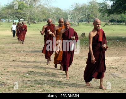 COLOMBO, 9. März 2016 – Sri-lankische buddhistische Mönche sind auf dem Weg, in der Heiligen Stadt Anuradhapura in der Nordzentralprovinz, Sri Lanka, 9. März 2016 zu beten. Diese heilige Stadt wurde um einen Baum der Erleuchtung herum errichtet, den Feigenbaum Buddhas, der im 3. Jahrhundert v. Chr. dorthin gebracht wurde. Der Baum, der aus dem Zweig wuchs, steht in der Stadt Anuradhapura und gilt als Objekt großer Verehrung, wobei Zehntausende Anuradhapura besuchen, um zu huldigen. Im Jahr 1982 wurde die Heilige Stadt Anuradhapura als Bildungsstätte, Wissenschaftliche und Kulturstätte der Vereinten Nationen anerkannt Stockfoto