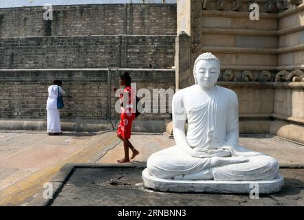 COLOMBO, 9. März 2016 – Sri-lankische Buddhisten beten in der Heiligen Stadt Anuradhapura in der Nordzentralprovinz, Sri Lanka, 9. März 2016. Diese heilige Stadt wurde um einen Baum der Erleuchtung herum errichtet, den Feigenbaum Buddhas, der im 3. Jahrhundert v. Chr. dorthin gebracht wurde. Der Baum, der aus dem Zweig wuchs, steht in der Stadt Anuradhapura und gilt als Objekt großer Verehrung, wobei Zehntausende Anuradhapura besuchen, um zu huldigen. Im Jahr 1982 wurde die Heilige Stadt Anuradhapura in eine Organisation der Vereinten Nationen für Bildung, Wissenschaft und Kultur aufgenommen Stockfoto