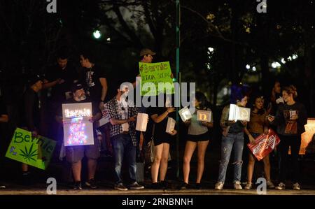 MIAMI, 9. März 2016 -- Unterstützer des demokratischen Präsidentschaftskandidaten Bernie Sanders treffen sich auf dem Miami-Dade Community College-Kendall Campus in Miami, Florida, USA, 9. März 2016. Die demokratischen Präsidentschaftskandidaten Hillary Clinton und Bernie Sanders nahmen am Mittwoch an der Debatte über die Univision News und die Washington Post Democratic Presidential Kandidaten Teil. USA-MIAMI-DEMOKRATISCHE DEBATTE-BERNIE SANDERS BaoxDandan PUBLICATIONxNOTxINxCHN Miami 9. März 2016 Unterstützer der demokratischen Präsidentschaftskandidaten Bernie Sanders Rally AUF DEM Miami Dade Community College Kendall Campus in Miam Stockfoto