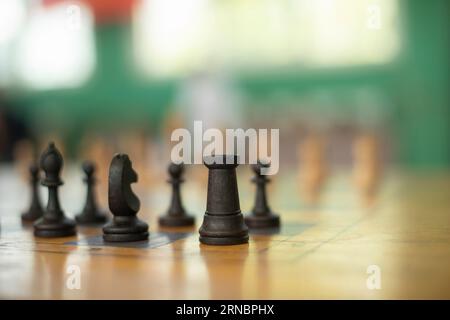 Schachstücke auf dem Tisch. Schachturnier. Antike Strategie. Stockfoto