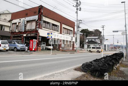(160310) -- TOKIO, 10. März 2016 -- Foto vom 5. März 2016 zeigt ein durch Tsunami beschädigtes Gebäude in Ofunato der Präfektur Iwate im Nordosten Japans. Die Evakuierten, nachdem das monströse Erdbeben und der Tsunami das japanische Tohoku-Gebiet getroffen hatten, oder nordöstlicher Teil des Insellandes, hätte nie gedacht, dass sie fünf Jahre nach der Katastrophe in provisorischen Unterkünften bleiben würden, um gegen Einsamkeit und Krankheiten zu kämpfen, da die von der Regierung finanzierten öffentlichen Wohnprojekte verzögert werden und unerträgliche Kosten für diejenigen ohne Arbeit bedeuten. ) JAPAN-IWATE-REKONSTRUKTION LiuxTian PUBLICATIONxNOTxINxCHN 160310 Stockfoto