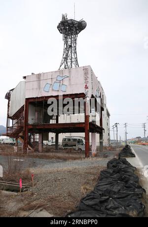 (160310) -- TOKIO, 10. März 2016 -- Foto vom 5. März 2016 zeigt ein durch Tsunami beschädigtes Gebäude in Ofunato der Präfektur Iwate im Nordosten Japans. Die Evakuierten, nachdem das monströse Erdbeben und der Tsunami das japanische Tohoku-Gebiet getroffen hatten, oder nordöstlicher Teil des Insellandes, hätte nie gedacht, dass sie fünf Jahre nach der Katastrophe in provisorischen Unterkünften bleiben würden, um gegen Einsamkeit und Krankheiten zu kämpfen, da die von der Regierung finanzierten öffentlichen Wohnprojekte verzögert werden und unerträgliche Kosten für diejenigen ohne Arbeit bedeuten. ) JAPAN-IWATE-REKONSTRUKTION LiuxTian PUBLICATIONxNOTxINxCHN 160310 Stockfoto