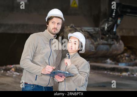 Arbeiter in Kunststoff-Recyclinganlagen Stockfoto