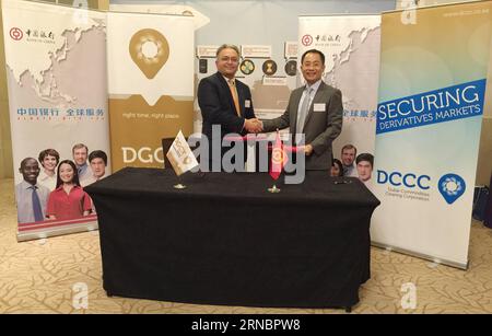 (160310) -- DUBAI, 10. März 2016 -- General Manager der Bank of China Abu Dhabi Filiale Tian Jun (R) gibt nach der Unterzeichnungszeremonie in Dubai, den Vereinigten Arabischen Emiraten, am 10. März 2016 die Hand an den CEO der Dubai Gold and Commodities Exchange (DGCX) Gaurang Desai. Die Rohstoff- und Währungsderivate bourse DGCX sagte hier am Donnerstag, dass die Bank of China als Verrechnungsbank für die Dubai Commodities Clearing Corporation (DCCC), eine Tochtergesellschaft der DGCX, Vereinigte Arabische Emirate (VAE) staatliche Nachrichtenagentur WAM ernannt wurde. () VAE-DUBAI-BANK OF CHINA-DGCX-COOPERATION XINHUAXPHOTO PUBLICATIONXNOTXINXCH Stockfoto