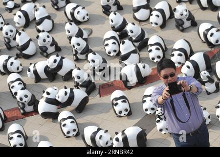 Die Pandas-Ausstellung des französischen Künstlers Paulo Grangeon aus dem Jahr 1600 wurde vor dem Bangkok Art & Culture Centre ausgestellt. Diese werden um die Welt geflogen, um die Botschaft über den Umweltschutz zu verbreiten, wo 1.600 Pandas genau ihre in der Wildnis verbliebene Bevölkerung darstellen (Foto von/Pacific Press) Thailand: 1600 Pandas-Ausstellung in Bangkok VichanxPoti PUBLICATIONxNOTxINxCHN die Pandas-Ausstellung des französischen Künstlers Paulo Grangeon aus dem Jahr 1600, die vor der Arbeit des Bangkok Art & Culture Centre ausgestellt wurde, wird weltweit geflogen, um die Botschaft über die Erhaltung der Umwelt zu verbreiten, wo 1 600 Pandas Exa stattfindet Stockfoto