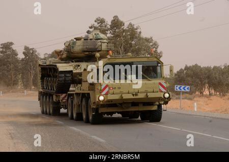 (160310) -- BEN GUERDANE, 10. März 2016 -- Ein Militärfahrzeug patrouilliert auf der Straße von Ben Guerdane, Tunesien am 10. März 2016, Tage nach dem Angriff auf die tunesische und libysche Grenzstadt. Die Zahl der Todesopfer der Militanten stieg nach der Sicherheitsoperation in Ben Guerdane im Südwesten Tunesiens am Mittwoch auf 42.) TUNESIEN-BEN GUERDANE-ANGRIFF RaoufxRomdhani PUBLICATIONxNOTxINxCHN 160310 Ben März 10 2016 Militärfahrzeug Patrouille in der Straße von Ben Tunesien AM 10. März 2016 Tage nach dem Angriff AUF die tunesische und libysche Grenzstadt die militante Todesopfer Rose AUF 42 Foll Stockfoto