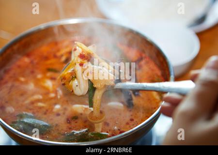Hot Spicy and Sour Seafood Suppe im Topf Stockfoto