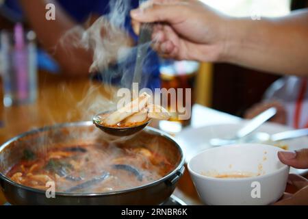 Hot Spicy and Sour Seafood Suppe im Topf Stockfoto