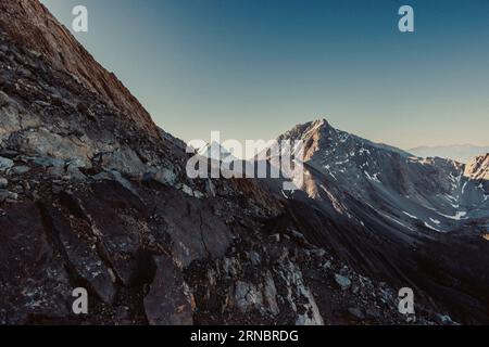 Das Morgenlicht erleuchtet den Berg bei Sonnenaufgang. Stockfoto