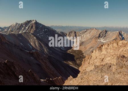 Das Morgenlicht erleuchtet den Berg bei Sonnenaufgang. Stockfoto