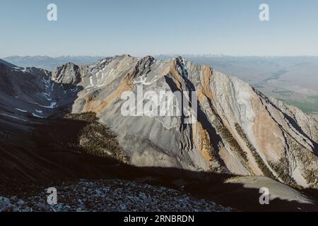 Das Morgenlicht erleuchtet den Berg bei Sonnenaufgang. Stockfoto