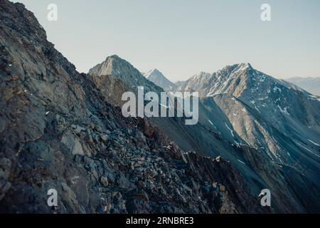 Das Morgenlicht erleuchtet den Berg bei Sonnenaufgang. Stockfoto