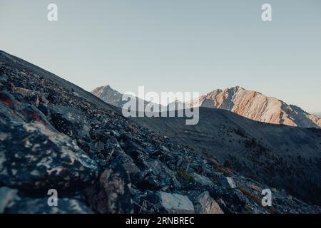 Das Morgenlicht erleuchtet den Berg bei Sonnenaufgang. Stockfoto