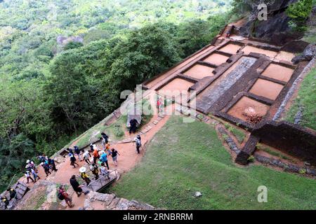 (160311) -- SIGIRIYA, 11. März 2016 -- Touristen besuchen die antike Stadt Sigiriya, etwa 170 km nordöstlich von Colombo, der Hauptstadt Sri Lankas, am 8. März 2016. Die Ruinen der Hauptstadt, die vom parriziden König Kassapa I. (AD477-495) errichtet wurden, liegen an den steilen Hängen und auf dem Gipfel eines etwa 180 m hohen Granitgipfels. Eine Reihe von Galerien und Treppen, die aus der Mündung eines gigantischen Löwen aus Ziegeln und Gips hervorragen, ermöglichen den Zugang zum Gelände. Die antike Stadt Sigiriya wurde von den Bildungsorganisationen der Vereinten Nationen (U) als Weltkulturerbe eingeschrieben Stockfoto