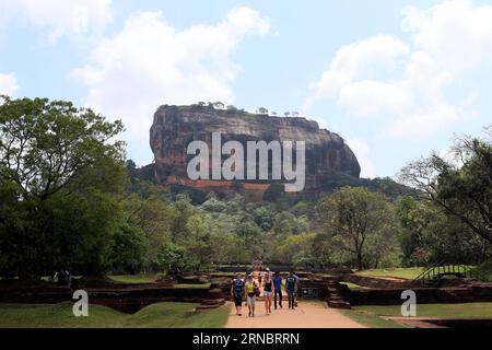 (160311) -- SIGIRIYA, 11. März 2016 -- Touristen besuchen die antike Stadt Sigiriya, etwa 170 km nordöstlich von Colombo, der Hauptstadt Sri Lankas, am 8. März 2016. Die Ruinen der Hauptstadt, die vom parriziden König Kassapa I. (AD477-495) errichtet wurden, liegen an den steilen Hängen und auf dem Gipfel eines etwa 180 m hohen Granitgipfels. Eine Reihe von Galerien und Treppen, die aus der Mündung eines gigantischen Löwen aus Ziegeln und Gips hervorragen, ermöglichen den Zugang zum Gelände. Die antike Stadt Sigiriya wurde von den Bildungsorganisationen der Vereinten Nationen (U) als Weltkulturerbe eingeschrieben Stockfoto