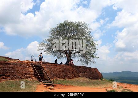 (160311) -- SIGIRIYA, 11. März 2016 -- Touristen besuchen die antike Stadt Sigiriya, etwa 170 km nordöstlich von Colombo, der Hauptstadt Sri Lankas, am 8. März 2016. Die Ruinen der Hauptstadt, die vom parriziden König Kassapa I. (AD477-495) errichtet wurden, liegen an den steilen Hängen und auf dem Gipfel eines etwa 180 m hohen Granitgipfels. Eine Reihe von Galerien und Treppen, die aus der Mündung eines gigantischen Löwen aus Ziegeln und Gips hervorragen, ermöglichen den Zugang zum Gelände. Die antike Stadt Sigiriya wurde von den Bildungsorganisationen der Vereinten Nationen (U) als Weltkulturerbe eingeschrieben Stockfoto