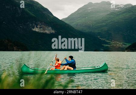 Mutter und Sohn reiten glücklich auf einem norwegischen Fjord Stockfoto