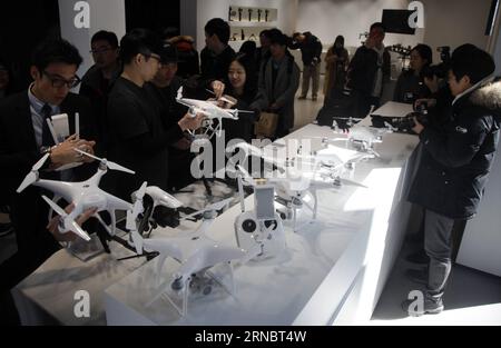 (160311) -- SEOUL, 11. März 2016 -- Mitarbeiter des großen chinesischen Drohnenherstellers DJI zeigen Phantom 4, die neueste von DJI letzte Woche eingeführte Consumer-Quadcopter-Kamera (oder Drohne), am 11. März 2016 im Flagship Store von DJI in Seoul, der Hauptstadt Südkoreas. Der in Shenzhen ansässige DJI, ein führender Hersteller von Handels- und Freizeitdrohnen für Luftbildfotografie und Videoaufnahmen, wird am 12. März hier offiziell seinen ersten Flagship Store in Übersee für die Öffentlichkeit eröffnen. ) SÜDKOREA-SEOUL-DJI-FIRST OVERSEAS FLAGSHIP STORE YaoxQilin PUBLICATIONxNOTxINxCHN Seoul 11. März 2016 Mitarbeiter von M Stockfoto