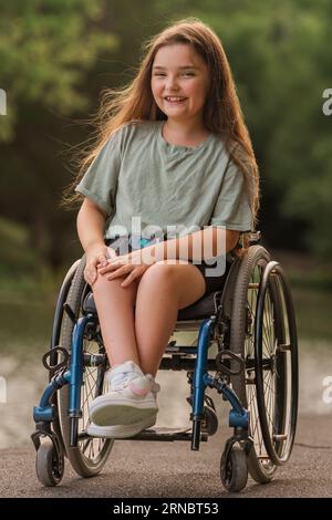 Ein Mädchen im Rollstuhl, dessen Haare im Wind wehen Stockfoto