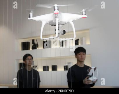 (160311) -- SEOUL, 11. März 2016 -- Ein Mitarbeiter des großen chinesischen Drohnenherstellers DJI zeigt Phantom 4, die neueste von DJI letzte Woche eingeführte Consumer-Quadcopter-Kamera (oder Drohne), am 11. März 2016 im Flagship Store von DJI in Seoul, der Hauptstadt Südkoreas. Der in Shenzhen ansässige DJI, ein führender Hersteller von Handels- und Freizeitdrohnen für Luftbildfotografie und Videoaufnahmen, wird am 12. März hier offiziell seinen ersten Flagship Store in Übersee für die Öffentlichkeit eröffnen. ) SÜDKOREA-SEOUL-DJI-FIRST OVERSEAS FLAGSHIP STORE YaoxQilin PUBLICATIONxNOTxINxCHN Seoul 11. März 2016 ein Mitarbeiter Stockfoto