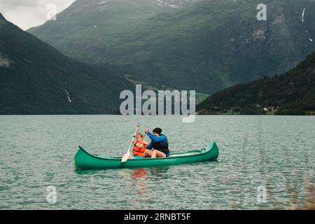 Mutter und Sohn Kanufahren in einem norwegischen Fjord Stockfoto